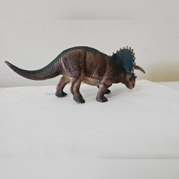 Safari Ltd TRICERATOPS Dinosaur Figure - Picture 3 of 7